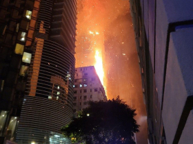 好像拍災難片…香港四級大火燒近10小時、同地點去年亦火警…興建中高樓難滅火有3個關鍵